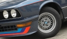 1979 waren die Folgen der Ölkrisen noch allgegenwärtig, und mit jedem PS-starken Spritvernichter begaben sich die Autohersteller auf rutschiges Parkett. Kein Wunder also, dass BMW den M 535i nicht an die große Glocke hing... Foto: press-inform