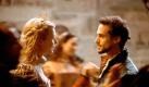 Dass Shakespeare auch selbst einmal verliebt war, beweist der Film Shakespeare In Love von 1998. Ende des 16. Jahrhunderts ist der Schriftsteller, gespielt von Joseph Fiennes, noch unbekannt und mittellos und verfällt auf einem Fest der schönen Viola De Lesseps, für deren Verkörperung Gwyneth Paltrow mit dem Oscar ausgezeichnet wurde. Die Tochter aus gutem Hause ist jedoch einem anderen versprochen. Selbstredend weist das Liebesdrama deutliche Parallelen zur Geschichte von Romeo und Julia auf. Foto: ddp images