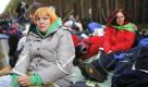 Bei Anti-Atom-Demos immer ganz vorn dabei: Claudia Roth (links) nimmt Anfang November an einer Sitzblockade von Castor-Gegnern auf der Zufahrtsstraße zum Zwischenlager in Gorleben teil. Elf Castor-Behälter mit hoch radioaktivem Müll bahnen sich ihren Weg aus einer französischen Wiederaufarbeitungsanlage ins Wendland. Foto: dapd