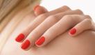 Natürlich kann man Rot nicht nur anziehen, sondern auch auftragen. Wir stellen Ihnen die schönsten Nagellacke und Lippenstifte in der verführerischen Farbe vor. Foto: La Roche-Posay