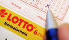 Der Lotto-Jackpot soll bis Mittwoch auf zwölf Millionen Euro steigen. Die Summe gewinnt, wer sechs Richtige mit Superzahl tippt. Seit dem 13. Juli, also sechsmal in Folge, habe kein Spieler die höchste Gewinnklasse erreicht, teilte Lotto Bayern mit. Bei der Ziehung am Samstag tippte bundesweit nur ein Teilnehmer aus Schleswig-Holstein die korrekten Gewinnzahlen, die passende Superzahl fehlte ihm jedoch. Foto: dpa