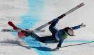 Da kann man fast nicht hinschauen. Anja Pärson stürzt in der Abfahrt kurz vor dem Ziel und landet nach knapp 60 Metern auf der harten Piste. Wie durch ein Wunder bleibt die Schwedin unverletzt. Über ihren Start bei der Super-Kombination will sie kurzfristig entscheiden. Foto: dpa