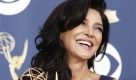Shohreh Aghdashloo posiert mit ihrem Emmy, den sie für ihre Leistung in der MiniserieHouse of Saddam erhielt. Foto: ap