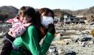Kojima Mikako (27) sucht mit ihrer zweijährigen Tochter Yna inmitten der Trümmer der Küstenstadt Otsuchi im Nordosten Japans nach ihren letzten Habseligkeiten. Erdbeben und Tsunami haben 11.800 Japanern das Leben gekostet, 15.540 Menschen werden noch immer vermisst. Foto: dpa