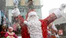 An amusement park employee dressed as Santa Claus sprays artificial snow during a promotional event, in Seoul, South Korea, Thursday, Dec. 3, 2009. Many South Korean companies take advantage of the Christmas holiday to promote themselves amid weak sales due to the economic slowdown.(AP Photo/Ahn Young-joon) Foto: ap