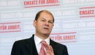 Die Bilanz von Bundesarbeitsminister Olaf Scholz (SPD) fällt durchwachsen aus. Sein Vorgänger Franz Müntefering paukte noch die Rente mit 67 durch, unter Olaf Scholz folgten soziale Wohltaten wie die höchste Rentenerhöhung seit mehr als zehn Jahren und Mindestlöhne in mehreren Branchen. Als seinen größten Erfolg feierte Scholz die Verlängerung des Kurzarbeitergelds auf 24 Monate. Der Hamburger erntete aber auch die Erfolge der Agenda 2010: Der Arbeitslosenversicherungsbeitrag sank von 6,5 auf 2,8 Prozent. Der Rentenversicherungsbeitrag blieb unter 20 Prozent. Foto: news.de