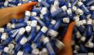 Ein Mitarbeiter greift in einer Produktionshalle der Beiersdorf AG in Hamburg in eine Kiste mit Labello-Lippenpflegestiften. Der Hamburger Kosmetik- und Konsumgüterkonzern Beiersdorf hat im vergangenen Jahr wegen der Wirtschaftskrise deutlich weniger verdient.
 Foto: ddp