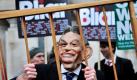 Ein Demonstrant mit einer Maske, die den ehemaligen britischen Premierminister Tony Blair darstellt, beteiligt sich nach der Ankunft Blairs beim Irak-Untersuchungsausschuss in London an einem Protest. Dort sagt Blair heute aus, nachdem die Regierung erneut abgelehnt hatte, den Inhalt der damaligen Gespräche zwischen George Bush und Blair bezüglich des Irakkriegs preiszugeben. Foto: dpa