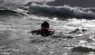 Ein Surfer - temporär ohne Surfbrett - vor der Küste von Kapstadt in Südafrika. Foto: Nic Bothma Foto: dpa