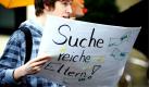 Ein Teilnehmer einer Demonstration für Reformen der Bildungspolitik hält bei einem bundesweiten Bildungsstreik (09.06.2010) ein Transparent mit der Aufschrift:Suche reiche Eltern!. Am gestrigen Donnerstag (24.02.2011) beschloss der Düsseldorfer Landtag mit der Mehrheit von SPD, Grünen und Linken eine Abschaffung der Studiengebühren in Nordrhein-Westfalen für Hochschulen ab dem Wintersemester 2011/2012. Foto: dapd