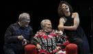Sichtlich Spaß hatte der aus Costa Rica stammende Sänger Chavela Vargas (Mitte) bei einem Konzert in Mexiko City. Unterstützt wurde er dabei von Mario Avila (links) und der Argentinierin Maria Elena Chagra. Foto: ap