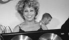 Der Pop-Star Tina Turner am Samstag abend mit einer Gold-/Platin-Auszeichnung, die ihr von EMI Electrola vor Beginn ihres Konzertes für über 500 000 verkaufte Tonträger ihres neuen Albums 'Wildest Dreams' verliehen wurde. Über 50.000 Menschen verfolgten Tina Turners Konzert im Kölner Müngersdorfer Stadion. Foto: dpa
