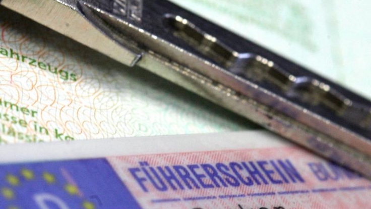 Wer sich hinter das Lenkrad setzt, sollte immer den Führerschein und die Zulassungsbescheinigung Teil I dabei haben.
