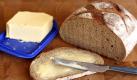 Und warum fällt das Butterbrot auf die weiche Seite? Versuche zeigen: Brote fallen tatsächlich häufiger auf die bestrichene Seite, da die Brotscheibe im Regelfall eine halbe Drehung vollführen kann. Wurden die Scheiben hingegen aus derselben Höhe hochkant fallen gelassen, ergab sich ein zu erwartendes 50:50-Verhältnis. Testweise wurden auch Toastscheiben von einem Häuserdach aus fallen gelassen. Auch hier ergab sich eine 50:50-Verteilung der aufschlagenden Seiten.  Foto: dpa