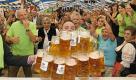 Oliver Strümpfel stellt auf dem Volksfest Gillamoos in Abensberg (Bayern) 21 volle Masskrüge ordnungsgemäß auf einem Tisch ab, nachdem er sie 40 Meter weit durch das Festzelt getragen hat. Die Krüge wiegen samt Bier etwa 50 Kilogramm. Der Bayer stellte damit einen neuen Weltrekord auf. Mit Strümpfel übernimmt wieder ein Bayer die Weltrekordmarke im Masskrugtragen, die bisherige Bestleistung von 20 Krügen war von einem Australier aufgestellt worden. Foto: ddp