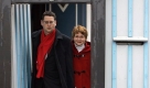 Der Spitzenkandidat der hessischen SPD, Thorsten Schaefer-Guembel, links, und seine Ehefrau Annette Guembel verlassen am Sonntag, 18. Jan. 2009, ihr Haus in Lich-Birklar bei Giessen. 4,4 Millionen Wahlberechtigte sind am Sonntag in Hessen aufgerufen, ein neues Parlament zu waehlen. (AP Photo/Frank Augstein) ---Thorsten Schaefer-Guembel, left, Social Democratic Party SPD candidate for governor of Hesse, and his wife Annette Guembel leave their house in Lich-Birklar, Germany, on Sunday Jan. 18, 2009. Some 4.4 million voters are entitled to elect a new Hesse state parliament. (AP Photo/Frank Augstein) Foto: ap