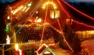 Alle Jahre wieder setzen Weihnachtsfans ihre Häuser ins rechte Licht - und tragen mit dazu bei, die Grenzen zwischen Tag und Nacht zu verwischen. Foto: dpa