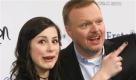 Die 18 Jahre alte Lena Meyer-Landrut aus Hannover posiert mit Juror Stefan Raab am Freitag, 12. Marz 2010, in einem Fernsehstudio in Koeln, Nordrhein-Westfalen. Sie gewann die Castingshow 'Unser Star fuer Oslo' und wird Deutschland beim Eurovision Song Contest im Mai in Oslo, Norwegen, als Saengerin vertreten. (apn Photo/Hermann J. Knippertz) --- 18 years old German student Lena Meyer-Landrut poses with jury member and TV host Stefan Raab during a photo call in a TV studio in Cologne, Germany, on Friday, March 12, 2010. She won the casting show 'A star for Oslo' and is the German singer at the Eurovision Song Contest in May in Oslo, Norway.   (apn Photo/Hermann J. Knippertz) Foto: ap