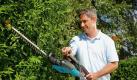 Gardena machts möglich: seitliches Schneiden, ohne den Körper verdrehen oder umgreifen zu müssen. Foto: gardena