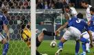 Heiko Westermann (Mitte) bricht den Bann: 1:0 gegen den Fußballzwerg.  Foto: dpa