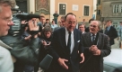Außenminister Genscher erreicht am 30. September 1989 die bundesdeutsche Botschaft in Prag. Auf dem Balkon der Botschaft kündigte er tausenden von DDR-Flüchtlingen die Ausreise in den Westen an. «Der größte Moment meiner politischen Arbeit», meint der aus Halle stammende FDP-Politiker heute. Foto: ap
