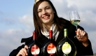 Etwa einen Monat nach dem Ende der Weinlese bietet die Winzergemeinschaft Franken drei Jungweine im Handel an. Die Weine bestehen aus einem Müller-Thurgau, einem Rotling und einem Rotwein. Sie vermitteln den ersten Eindruck von der Qualität des Jahrgangs 2009. Foto: dpa