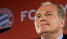 Mit Uli Hoeneß haben sich in diesem Jahr gleich zwei Autoren beschäftigt. Im Oktober brachteChristoph Bausenwein Das Prinzip Uli Hoeneß - Ein Leben für den FC Bayern (Die Werkstatt, 28 Euro) auf den Büchermarkt. Darin präsentiert erdie widersprüchlichen Charaktereigenschaften des langjährigen Bayern-Managers mit viel Witz, ohne die negativen Aspekte zu verschweigen. Foto: dpa