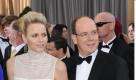 Und wieder weiß: Auch Charlene und Albert von Monaco ließen sich die Oscar-Verleihung nicht entgehen und kamen in Schwarz-Weiß. Bei der Fürstin war die Kleiderwahl jedoch wenig gelungen. Kein wirklicher Schnitt ließ ihre Robe eher wie eine Gardine aussehen. Foto: ddp images