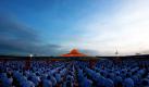 Buddhistische Novizen sitzen vor dem Maha Chedi Tempel in der thailändischen Provinz  Pathumthani und meditieren. Zehntausende junge Männer wurden zu Beginn der Regenzeit ordiniert und sollen nun in den Klöstern des Landes die Lehren des Buddha erlernen. Foto: ap