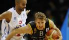 Gegen die Franzosen musste das deutsche Team die erste Niederlage einstecken. Gegen NBA-Star Tony Parker (links) war kein Kraut gewachsen. Da half auch der kämpferische Einsatz von Aufbauspieler Heiko Schaffartzik (rechts) nichts. Foto: dapd