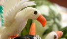 Und noch ein Vogel: Diesmal aus Rettich. Doch woraus ist nur der Schnabel? Und das Auge? Fest steht: Die Teilnehmer der Wettkämpfe sind nicht nur geschickt im Umgang mit dem Schälmesser, sondern haben auch eine ganze Menge Kreativität. Foto: Messe Leipzig
