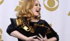 Alle Hände voll: Es sollte ihr Abend werden, aber mit solch einem Durchmarsch hat wohl niemand gerechnet: Adele hat in Los Angeles alle drei wichtigsten Grammys auf einmal eingeheimst - insgesamt räumte sie sechs goldene Grammophone ab. Foto: Paul Buck  Foto: dpa