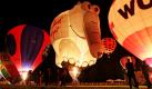 Bunte Ballone sollen auch in diesem Jahr den Himmel über Leipzig zieren.Rund 50 Ballonfahrer-Crews treffen sich bei der 17. Internationalen Ballonfiesta. Allerdings sind die Heißluftballone wegen des Wetters noch nicht aufgestiegen. Die Crews vertrieben sich die Zeit beim Ballonglühen. Das Treffen dauert noch bis Sonntag. Foto: dapd