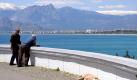 Auf den Berggipfeln am Horizont schimmert noch der Schnee und am Strand von Antalya wird noch nicht gebadet. Doch selbst im Winter, Herbst und Frühling wartet die Türkei mit angenehmem Klima auf. Für 224 deutsche Rentner 2010 ein Grund auszuwandern, um dort möglicherweise ihren Lebensabend zu verbringen. Dass Menschen, die sich von Deutschland abmelden, jedoch nie wieder zurückkehren, lässt sich so pauschal nicht sagen. Vor allem in den vergangenen Jahren gab es immer wieder auch hohe Rückwanderungsraten. Foto: dpa