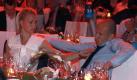 ...die Bayern-Spieler auf dem anschließenden Bankett. Arjen Robben war untröstlich. Frau Bernadien versuchte es trotzdem. Foto: dapd