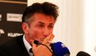 So kennt man Sean Penn aus seinen Filmen: Lässig rauchend mit coolem Gesichtsausdruck. Das Foto stammt allerdings nicht aus seinem neuen Film, sondern von der Pressekonferenz in Zürich. Penn erhielt gestern den Gold Icon Award des Züricher Film Festivals. Foto: dapd