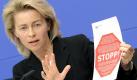 Der BigBrotherAward 2009 in der Kategorie Politik geht an Dr. Ursula von der Leyen, Bundesministerin für Familie, Senioren, Frauen und Jugend. Sie habe innerhalb des letzten Jahres ein System zur Inhaltskontrolle im Internet vorangetrieben, das zu einer Technik von orwellschen Ausmaßen heranwachsen kann, urteilte die Jury des Big Brother Awards. Foto: dpa