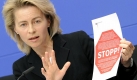 Familienministerin Ursula von der Leyen kommt ihrer Vorbildfunktion als Mutter der Nation nach: Sie geht zu ihrem Hausarzt und holt sich die Impfung ab. Foto: dpa