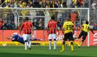 ... steigt nach dem 1:3 in Dortmund zum vierten Mal in die zweite Bundesliga ab. Dabei tat die Borussia zunächst alles, um den Frankfurtern zu helfen. In der 12. Minute verschoss BVB-Stürmer Lucas Barrios (rechts) einen Elfmeter. Eintracht-Keeper Ralf Fährmann hielt. Foto: dpa