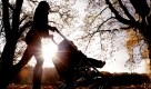Eine junge Frau schiebt im Volkspark Rehberge im Berliner Stadtteil Wedding einen kleinen Jungen in einem Kinderwagen. Die Temperaturen liegen zwischen acht und elf Grad, vereinzelt kommt es zu Schauern.  Foto: dpa