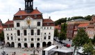 Lüneburg von oben kann Hobor auf seinem Weg nach Afrika bestaunen. Auch im Frühjahr, auf dem Weg zurück ins Nest in Linden-Pahlkrug, kommt er dort vorbei. Hin und zurück fliegt er fast die gleiche Route. Foto: news.de / dpa (Montage)
