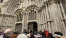 Trauernde Menschen gehen zur Trauerfeier für die Opfer des Bahnunglücks von Hordorf in den Dom von Halberstadt. Foto: dpa