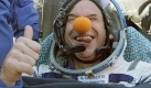 Gut gelaunt zeigt sich Weltraumtourist Guy Laliberté nach der Landung in der kasachischen Steppe. Foto: dpa