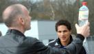Flop: Auch Hamburgs Paolo Guerrero (r.) hat sich einen Platz in der news.de-Top-/Flop-Liste verdient. Der Stürmer fiel allerdings durch negatives Verhalten auf. Nach dem 0:0 gegen Hannover 96 am 29. Spieltag bewarf Guerrero einen Fan mit einer Trinkflasche, nachdem dieser ihn offenbar verbal provoziert hatte. Guerrero wurde daraufhin vom DFB für fünf Spiele gesperrt. Foto: dpa