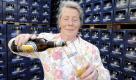 Brigitte Paetow, ehemalige Qualitätsmanagerin der Hanseatischen Brauerei Rostock GmbH, giesst sich in Rostock auf dem Hof der Brauerei ein Rostocker Bier in ein Glas. Die ehemalige Mitarbeiterin der Brauerei gehört zu den Teilnehmern des Braumeister-Treffens an diesem Wochenende in der Hansestadt.
 Foto: dapd