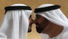 Zwei arabische Männer begrüßen sich in einem Wahllokal in Dubai mit einem Nasenkuss. In den Vereinigten Arabischen Emiraten finden derzeit Parlamentswahlen statt. Foto: dpa