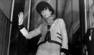 Nicht nur mit ihrem berühmten Chanelkostüm aus Tweedstoff hat die legendäre Modeschöpferin Coco Chanel die Damenwelt in der ersten Hälfte des 20. Jahrhunderts beglückt. Außer dem Zweiteiler, der schnell für Geschäftsfrauen weltweit zum Standard avanciert ist, machte sie auch den Hosenanzug für Damen und die weiße Hemdbluse salonfähig. Foto: dpa