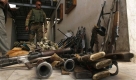 Gruppen von Aufständischen wechseln mit ihren Waffen nach Belieben über die Grenze. Ein italienischer Soldat bewacht die Gewehre und Panzerfäuste ehemaliger Talibankämpfer, die sich ergeben haben. Foto: ap