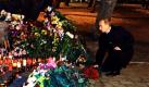 Der russische Premier Vladimir Putin legt Blumen vor dem Eingang eines Nachtclubs in der russischen Stadt Perm nieder. Am Wochenende sind mehr als hundert Menschen gestorben, als in dem Nachtclub ein Feuer ausbrach. Foto: ap