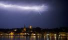 Ein Blitz über Flensburg, aufgenommen am Freitagabend. Foto: dapd